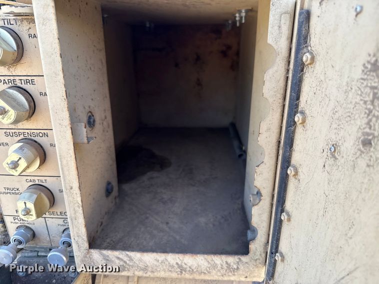 image for item EH7511 2001 Stewart Stevenson M1088A1 flatbed truck