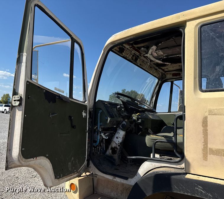 image for item EH7511 2001 Stewart Stevenson M1088A1 flatbed truck