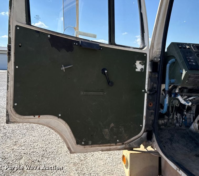 image for item EH7511 2001 Stewart Stevenson M1088A1 flatbed truck