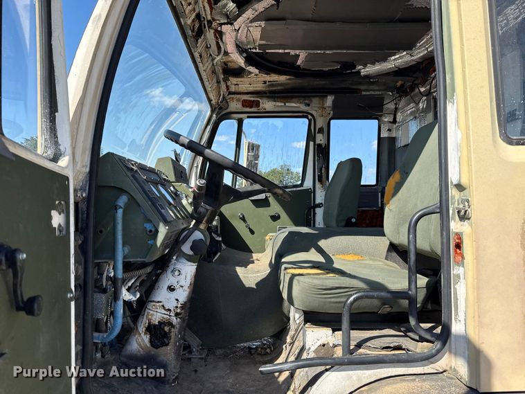 image for item EH7511 2001 Stewart Stevenson M1088A1 flatbed truck