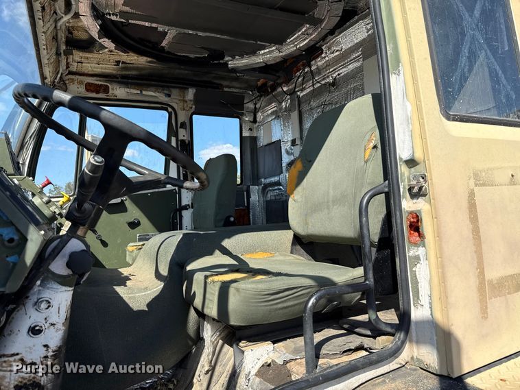 image for item EH7511 2001 Stewart Stevenson M1088A1 flatbed truck