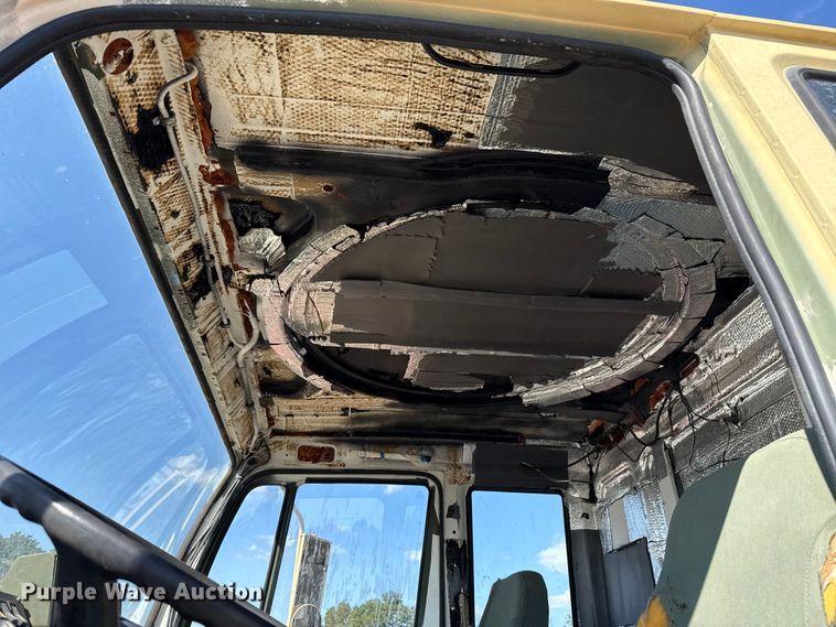 image for item EH7511 2001 Stewart Stevenson M1088A1 flatbed truck