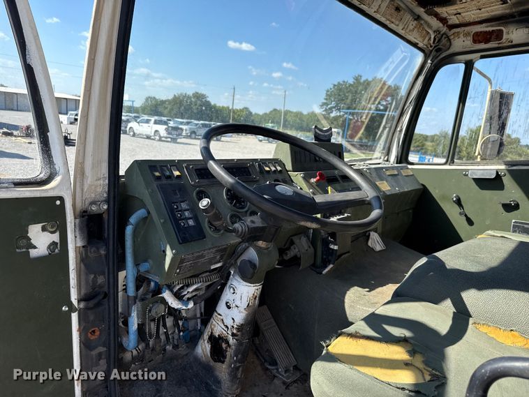 image for item EH7511 2001 Stewart Stevenson M1088A1 flatbed truck