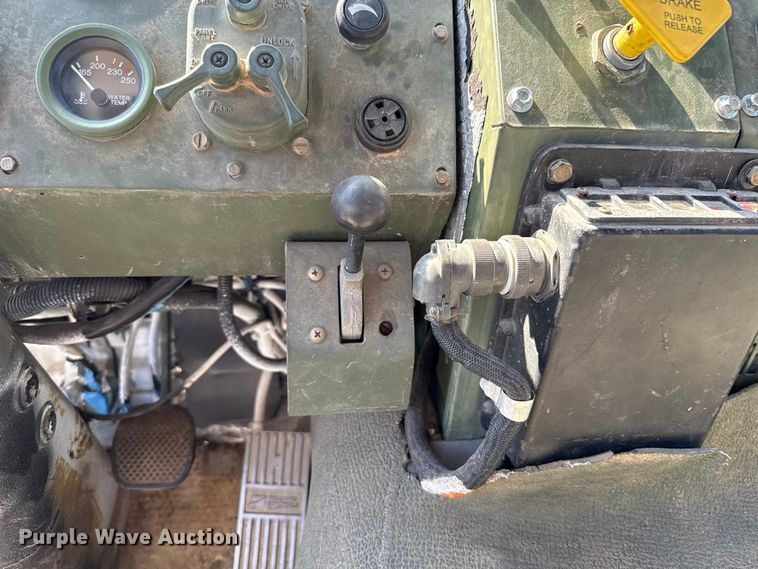 image for item EH7511 2001 Stewart Stevenson M1088A1 flatbed truck