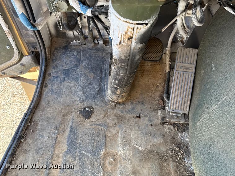 image for item EH7511 2001 Stewart Stevenson M1088A1 flatbed truck