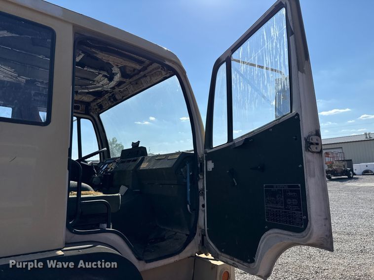 image for item EH7511 2001 Stewart Stevenson M1088A1 flatbed truck