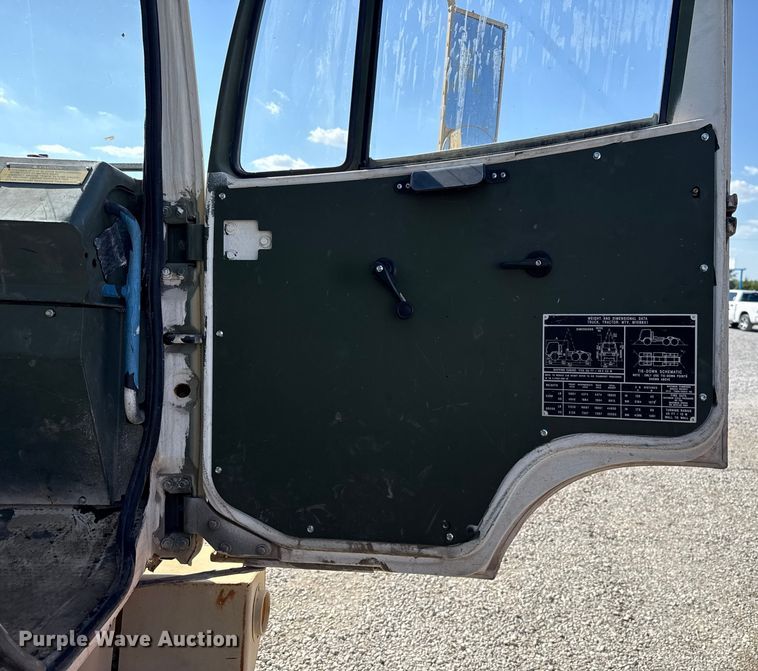 image for item EH7511 2001 Stewart Stevenson M1088A1 flatbed truck