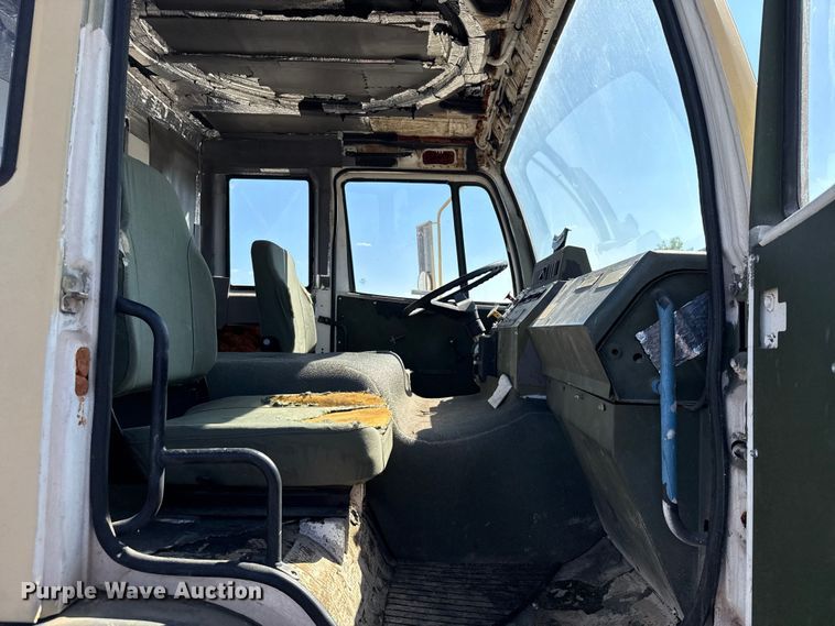 image for item EH7511 2001 Stewart Stevenson M1088A1 flatbed truck