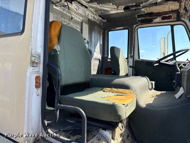 image for item EH7511 2001 Stewart Stevenson M1088A1 flatbed truck