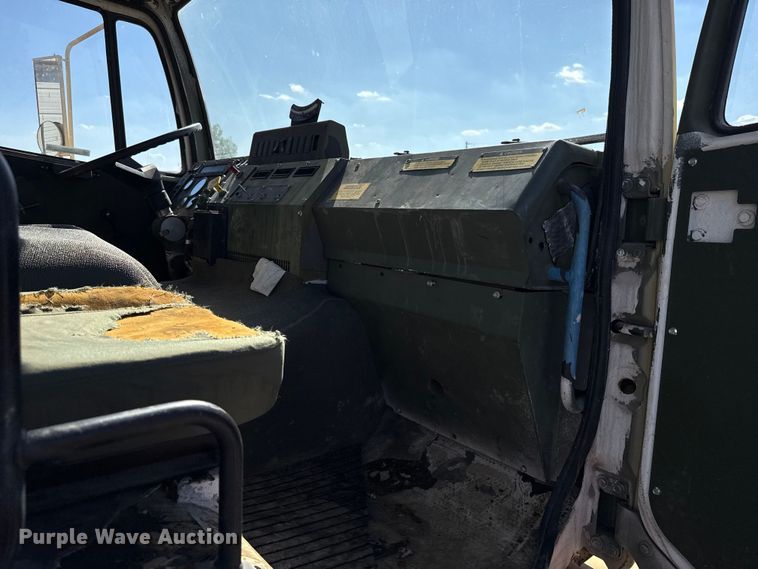 image for item EH7511 2001 Stewart Stevenson M1088A1 flatbed truck