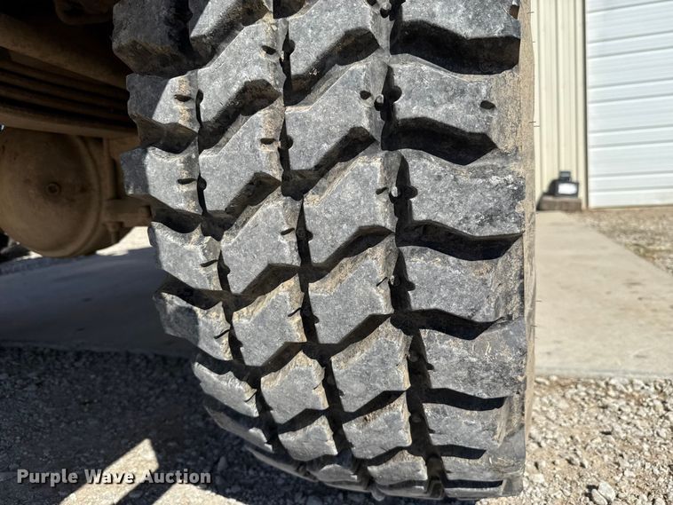 image for item EH7511 2001 Stewart Stevenson M1088A1 flatbed truck