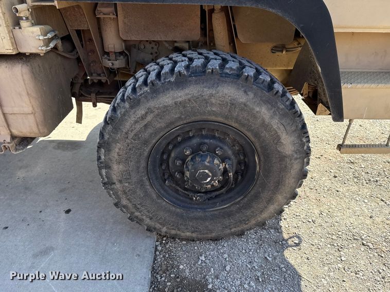 image for item EH7511 2001 Stewart Stevenson M1088A1 flatbed truck