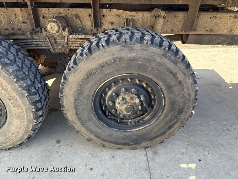 image for item EH7511 2001 Stewart Stevenson M1088A1 flatbed truck