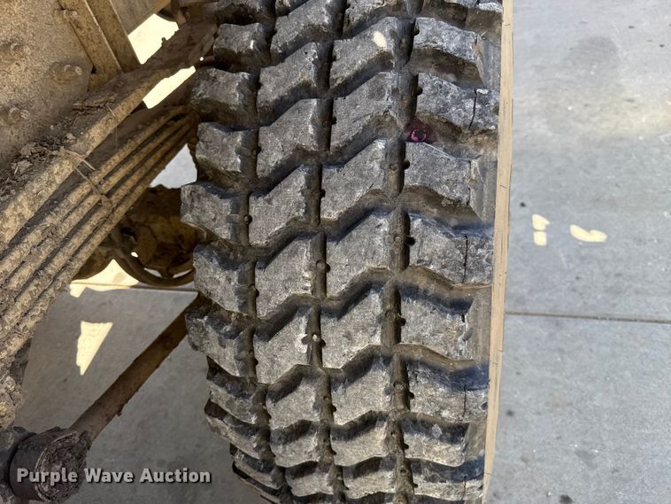 image for item EH7511 2001 Stewart Stevenson M1088A1 flatbed truck