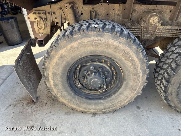 image for item EH7511 2001 Stewart Stevenson M1088A1 flatbed truck