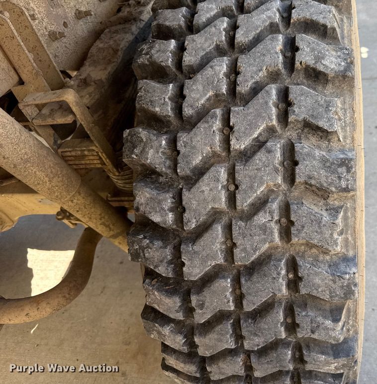 image for item EH7511 2001 Stewart Stevenson M1088A1 flatbed truck