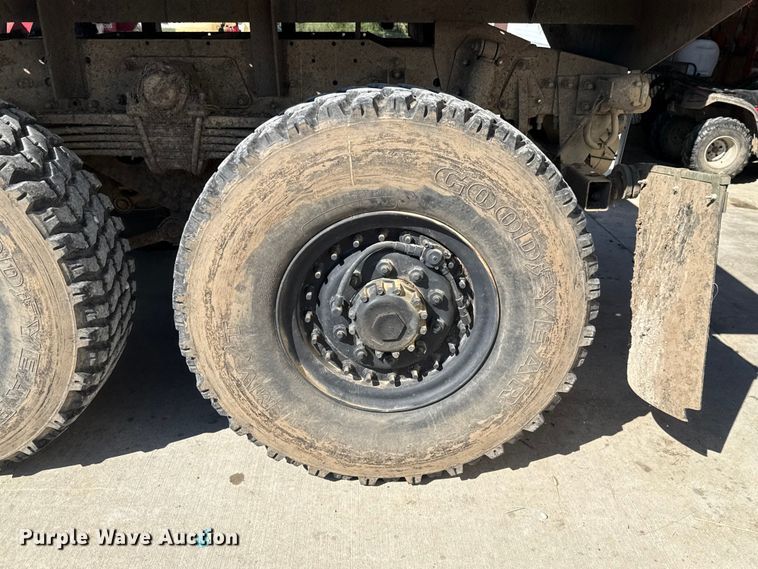 image for item EH7511 2001 Stewart Stevenson M1088A1 flatbed truck