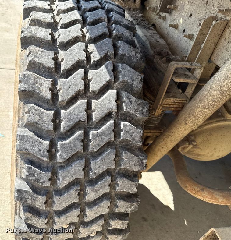 image for item EH7511 2001 Stewart Stevenson M1088A1 flatbed truck