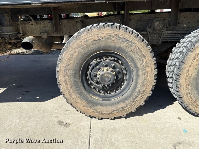 image for item EH7511 2001 Stewart Stevenson M1088A1 flatbed truck