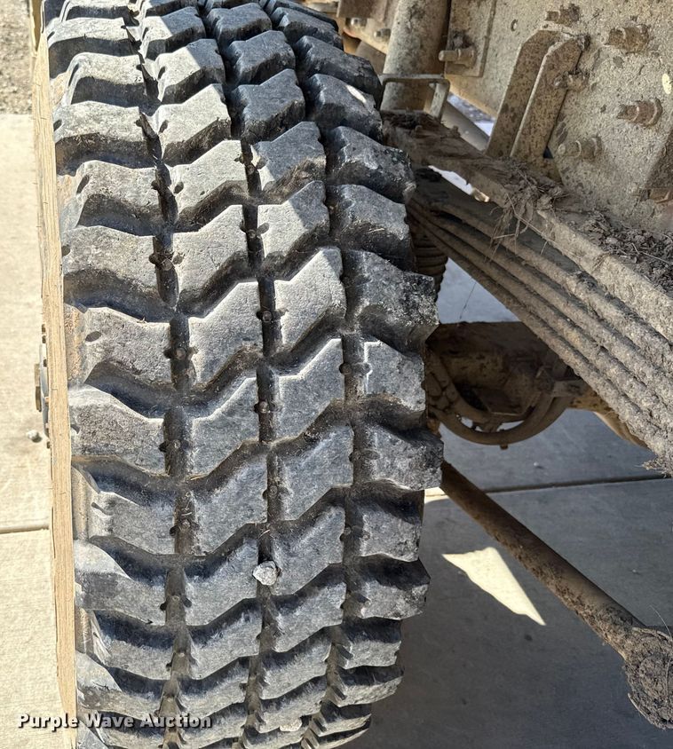 image for item EH7511 2001 Stewart Stevenson M1088A1 flatbed truck