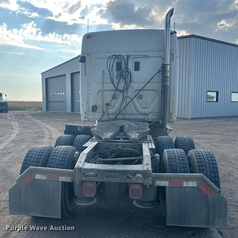 image for item EL0023 2009 Freightliner Cascadia semi truck