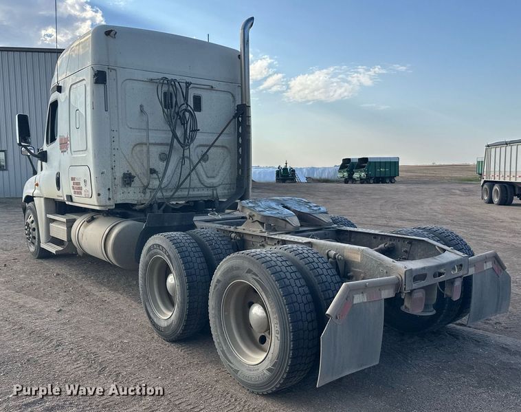 image for item EL0023 2009 Freightliner Cascadia semi truck