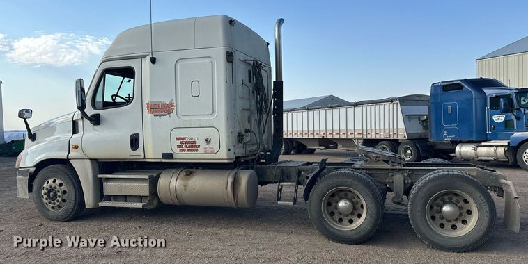 image for item EL0023 2009 Freightliner Cascadia semi truck