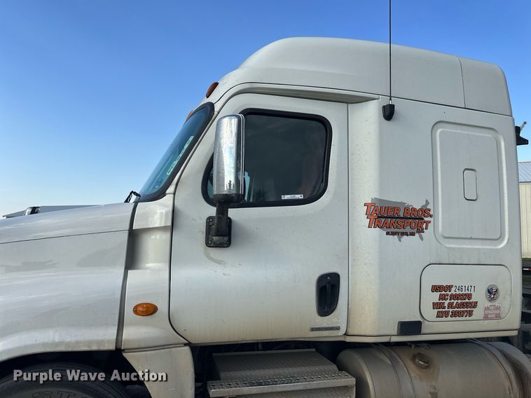 image for item EL0023 2009 Freightliner Cascadia semi truck