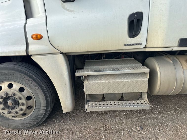 image for item EL0023 2009 Freightliner Cascadia semi truck