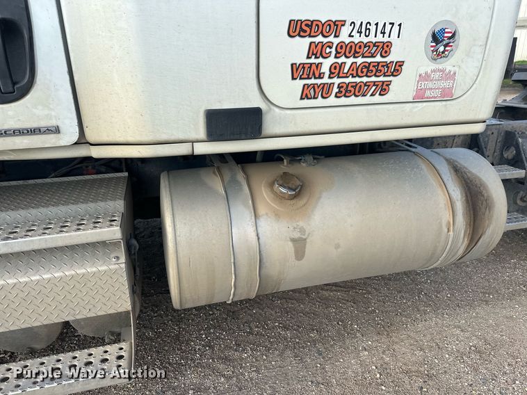 image for item EL0023 2009 Freightliner Cascadia semi truck