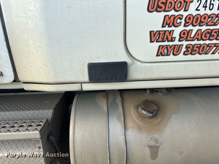 image for item EL0023 2009 Freightliner Cascadia semi truck