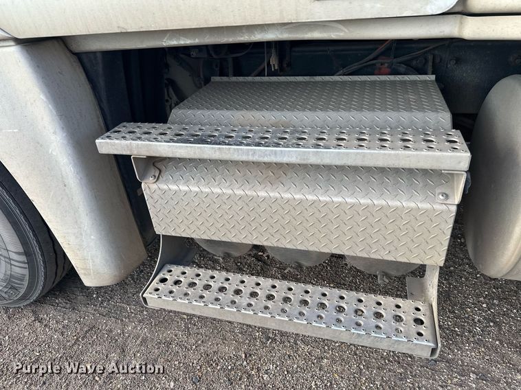 image for item EL0023 2009 Freightliner Cascadia semi truck