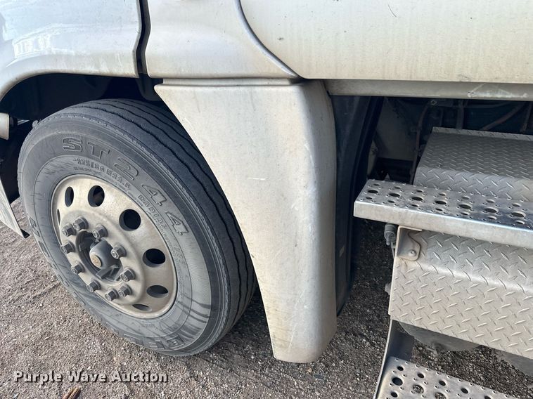 image for item EL0023 2009 Freightliner Cascadia semi truck