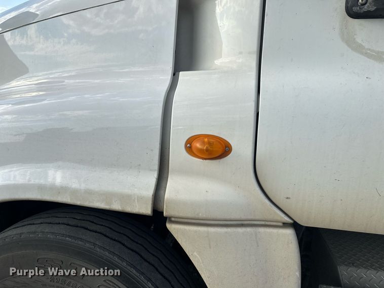 image for item EL0023 2009 Freightliner Cascadia semi truck