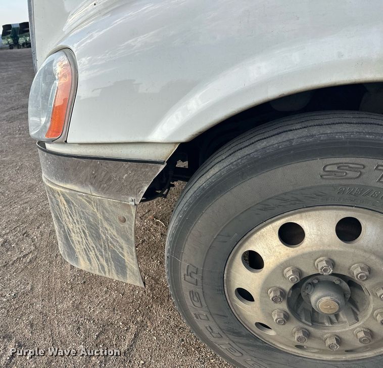 image for item EL0023 2009 Freightliner Cascadia semi truck