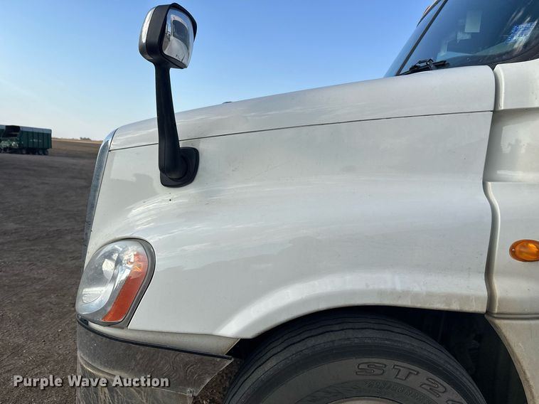 image for item EL0023 2009 Freightliner Cascadia semi truck