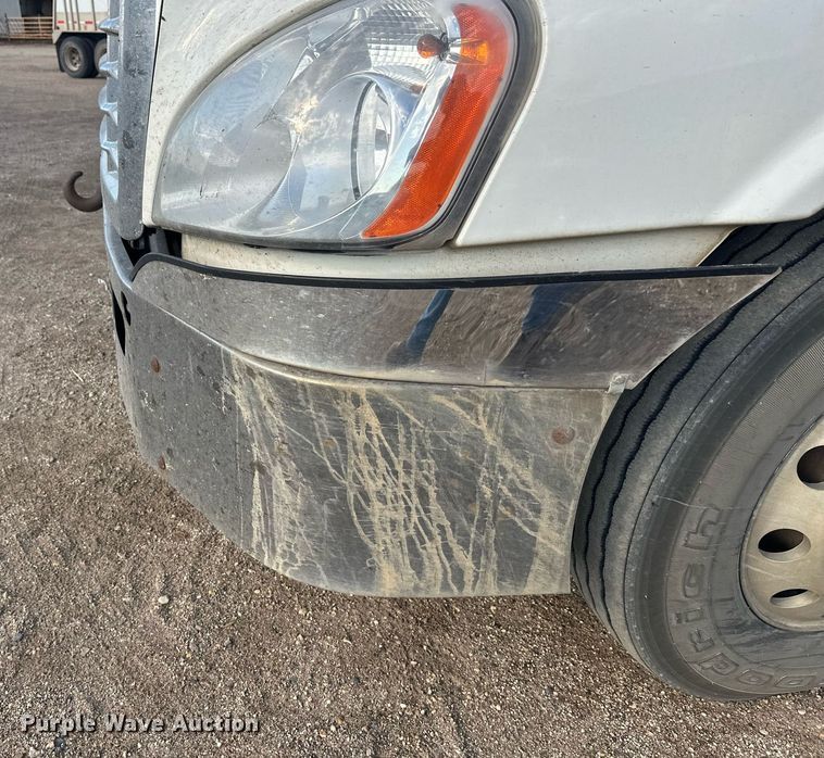 image for item EL0023 2009 Freightliner Cascadia semi truck