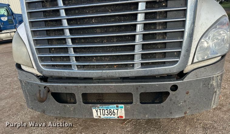 image for item EL0023 2009 Freightliner Cascadia semi truck