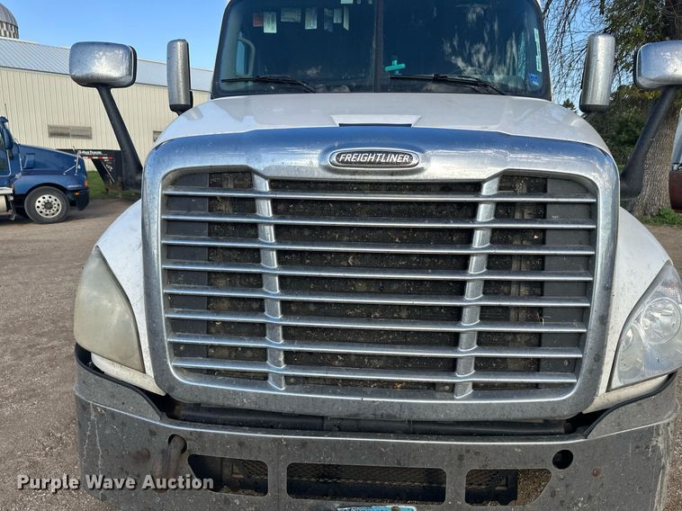 image for item EL0023 2009 Freightliner Cascadia semi truck