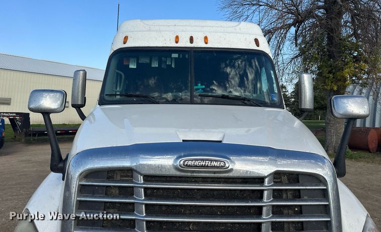 image for item EL0023 2009 Freightliner Cascadia semi truck