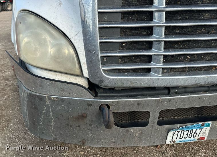 image for item EL0023 2009 Freightliner Cascadia semi truck