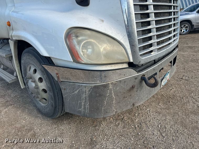 image for item EL0023 2009 Freightliner Cascadia semi truck