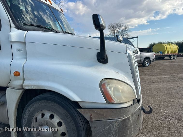 image for item EL0023 2009 Freightliner Cascadia semi truck