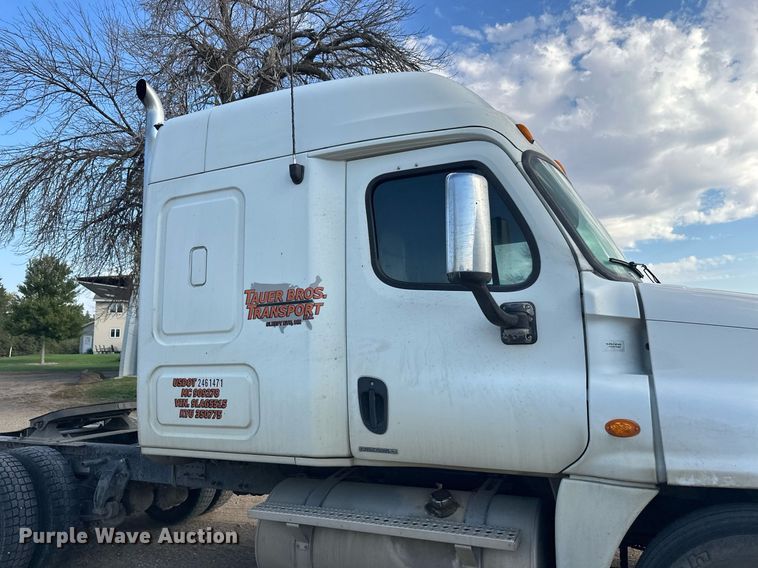 image for item EL0023 2009 Freightliner Cascadia semi truck
