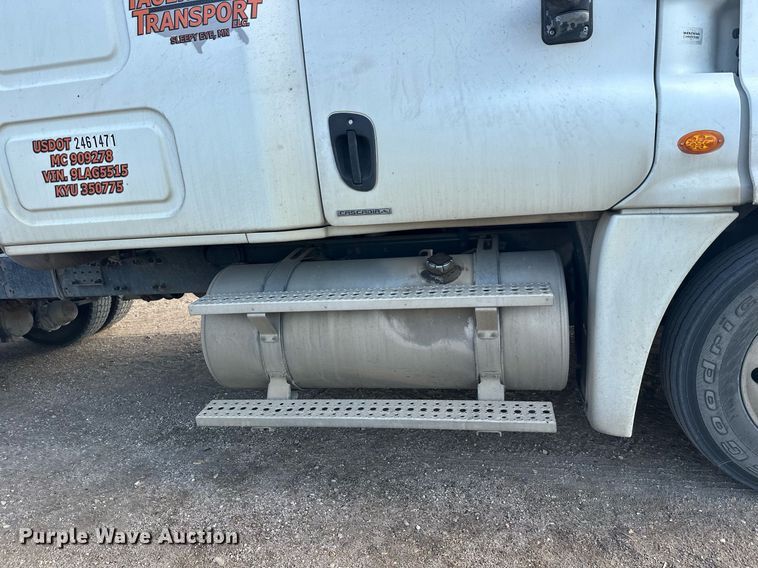 image for item EL0023 2009 Freightliner Cascadia semi truck