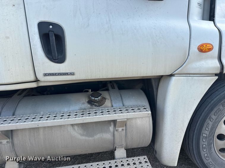 image for item EL0023 2009 Freightliner Cascadia semi truck