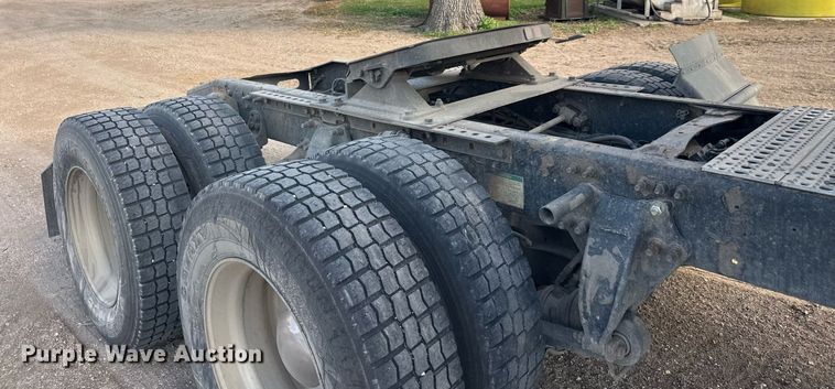 image for item EL0023 2009 Freightliner Cascadia semi truck