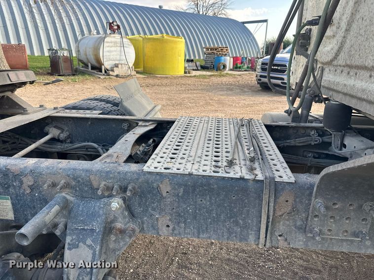 image for item EL0023 2009 Freightliner Cascadia semi truck