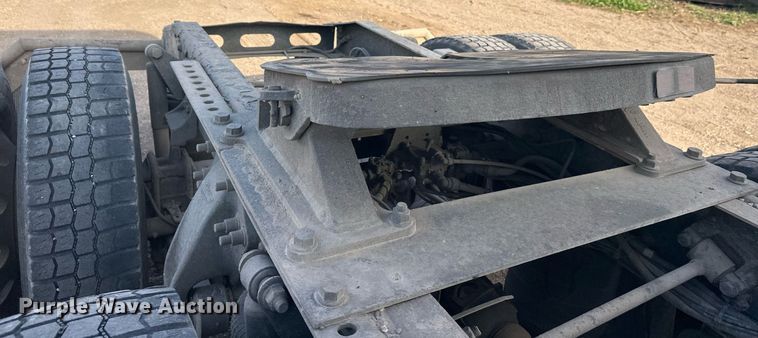 image for item EL0023 2009 Freightliner Cascadia semi truck