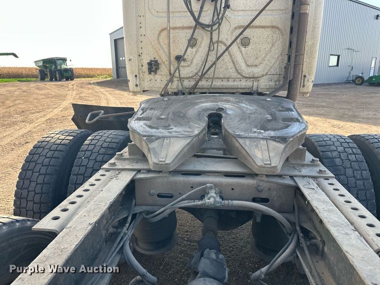 image for item EL0023 2009 Freightliner Cascadia semi truck